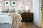 Papier peint panoramique Faisans dans les arbres vieux rose posé derrière la tête de lit d’une chambre