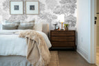 Papier peint panoramique Forêt gravée gris perle dans la brume posé derrière la tête de lit d’une chambre
