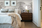 Papier peint panoramique Forêt profonde taupe dans la brume posé derrière la tête de lit d’une chambre