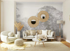 Papier peint panoramique Forêt profonde taupe dans la brume posé sur le mur d’un salon