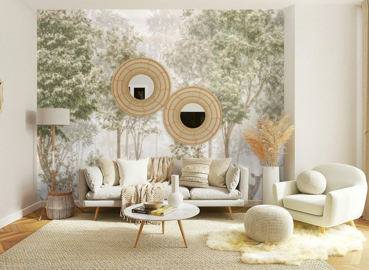 Papier peint panoramique Forêt vert olive et cerfs dans la brume posé sur le mur d’un salon clair
