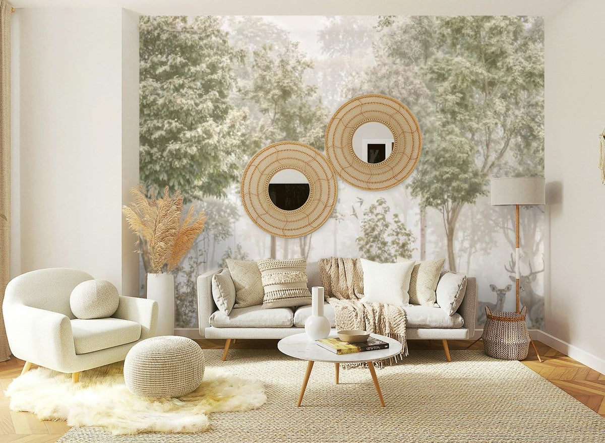 Papier peint panoramique Forêt vert olive et cerfs dans la brume posé sur le mur d’un salon