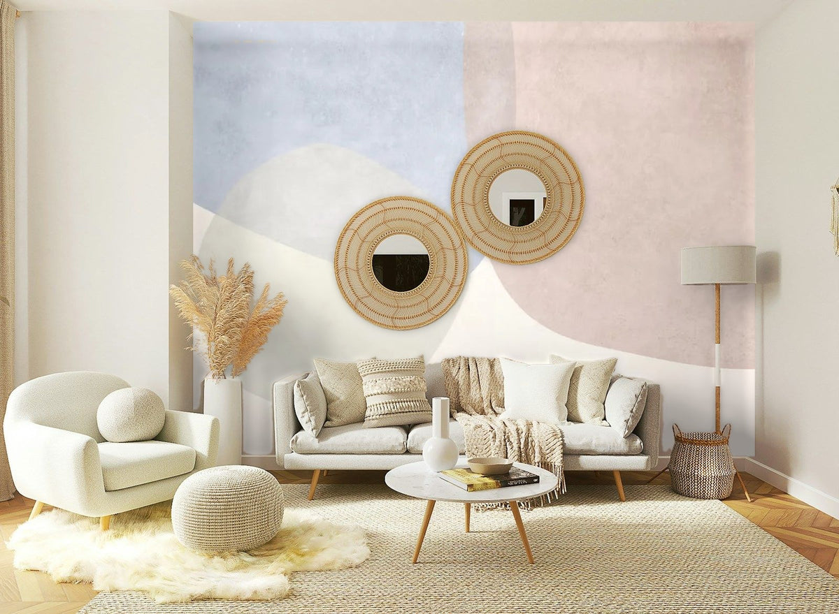 Papier peint panoramique Formes organiques bleu brume et rose poudré posé sur le mur d’un salon