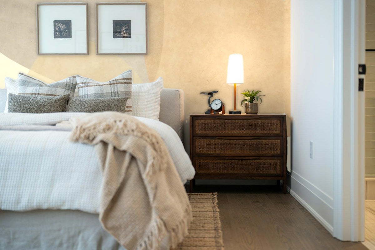 Papier peint panoramique Formes organiques sable posé derrière la tête de lit d’une chambre
