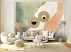 Papier peint panoramique Formes organiques vert sauge posé sur le mur d’un salon