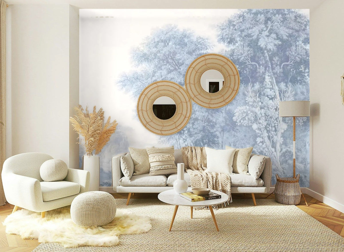 Papier peint panoramique Grands arbres gravés bleu brume posé sur le mur d’un salon