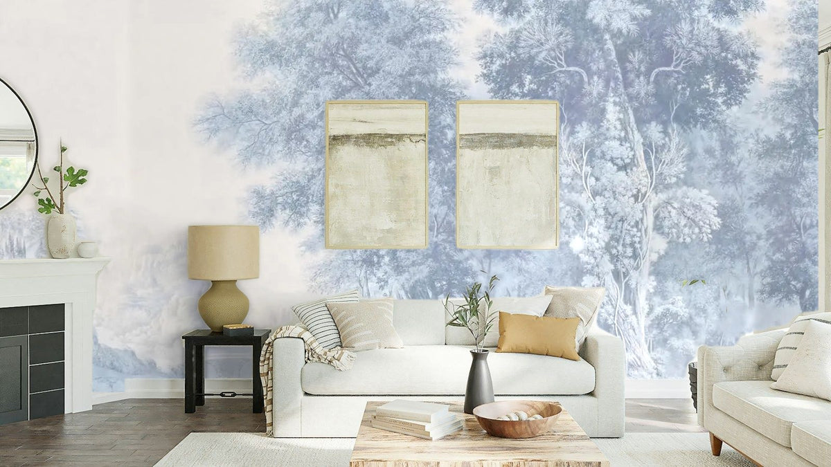 Papier peint panoramique Grands arbres gravés bleu brume posé au-dessus du canapé d’un séjour