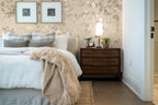 Papier peint panoramique Jardin sauvage à la huppe taupe posé derrière la tête de lit d’une chambre