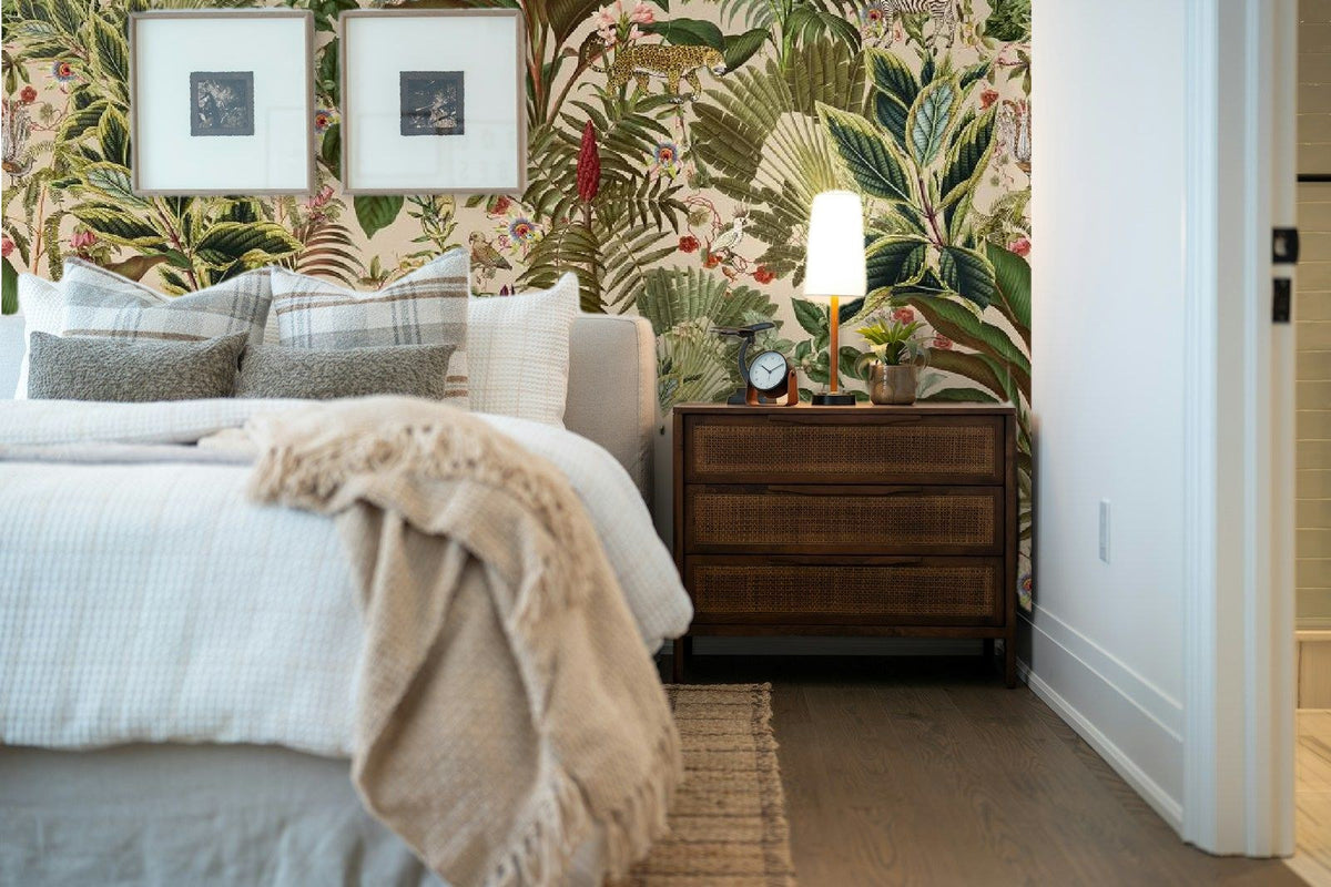 Papier peint panoramique Jungle aux léopards et zèbres, fond sable posé derrière la tête de lit d’une chambre