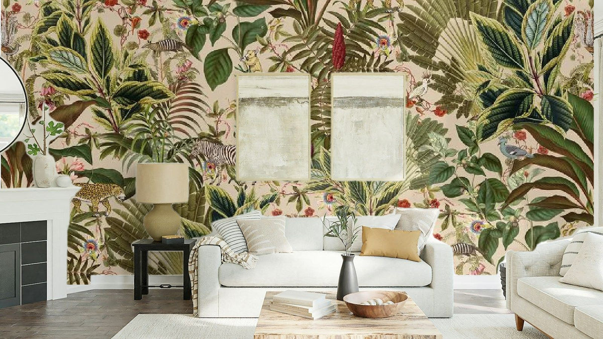 Papier peint panoramique Jungle aux léopards et zèbres, fond sable posé au-dessus du canapé d’un séjour