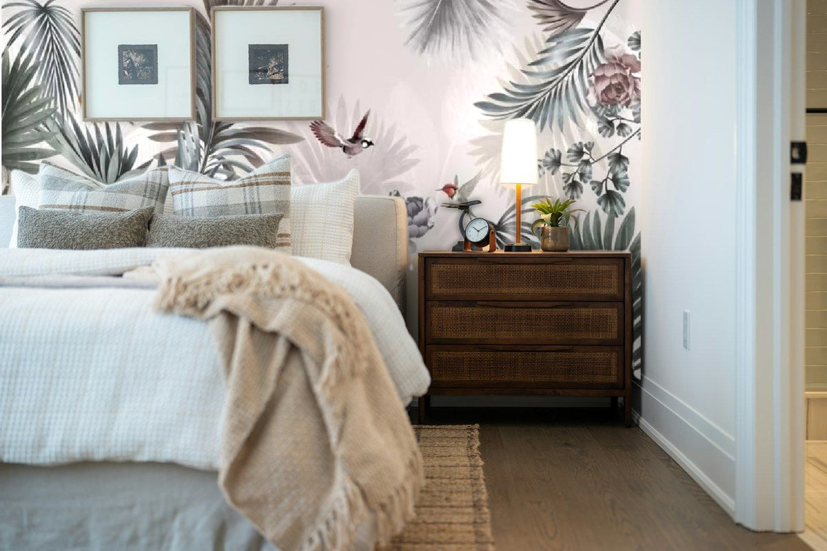 Papier peint panoramique Jungle aux oiseaux gris et rose poudré posé derrière la tête de lit d’une chambre