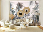 Papier peint panoramique Jungle aux oiseaux gris et rose poudré posé sur le mur d’un salon