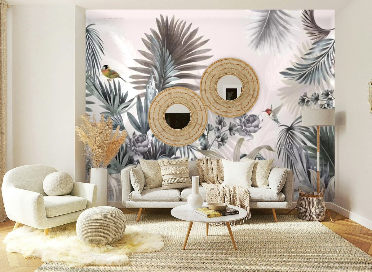 Papier peint panoramique Jungle aux oiseaux gris et rose poudré posé sur le mur d’un salon