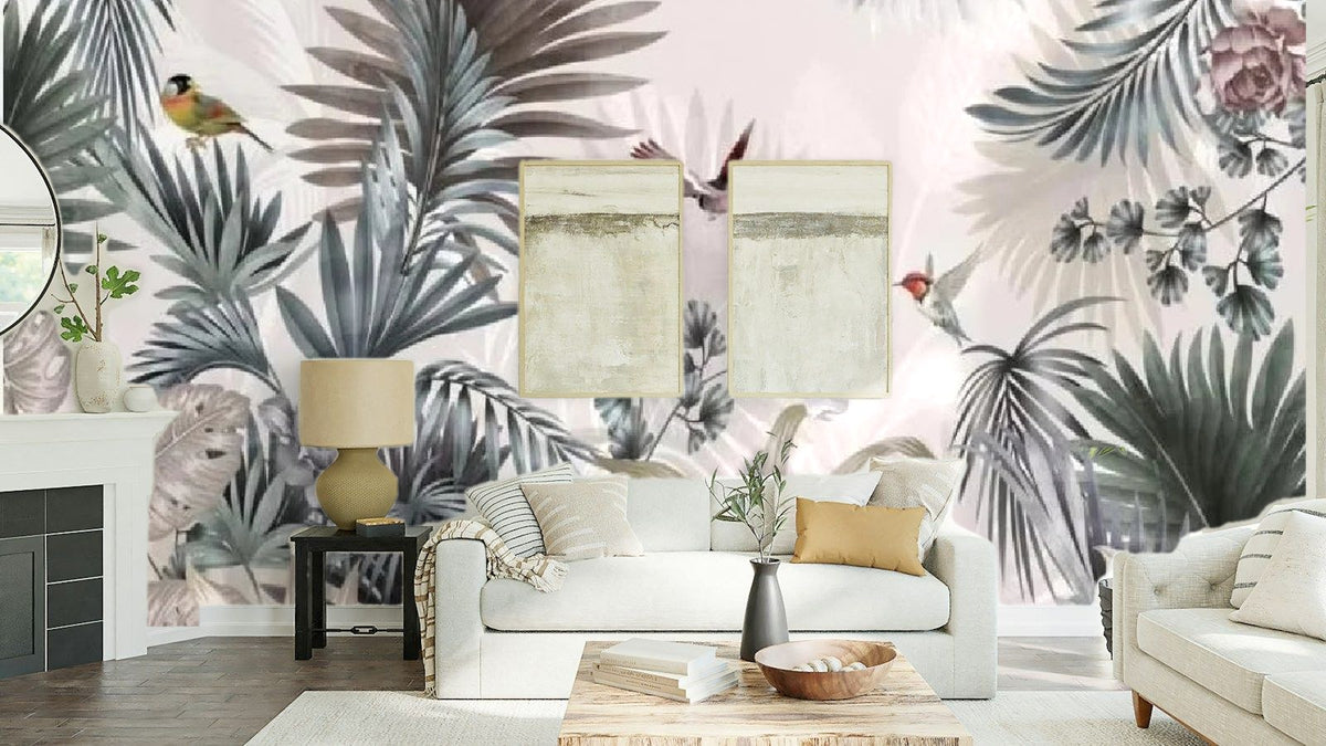 Papier peint panoramique Jungle aux oiseaux gris et rose poudré posé au-dessus du canapé d’un séjour