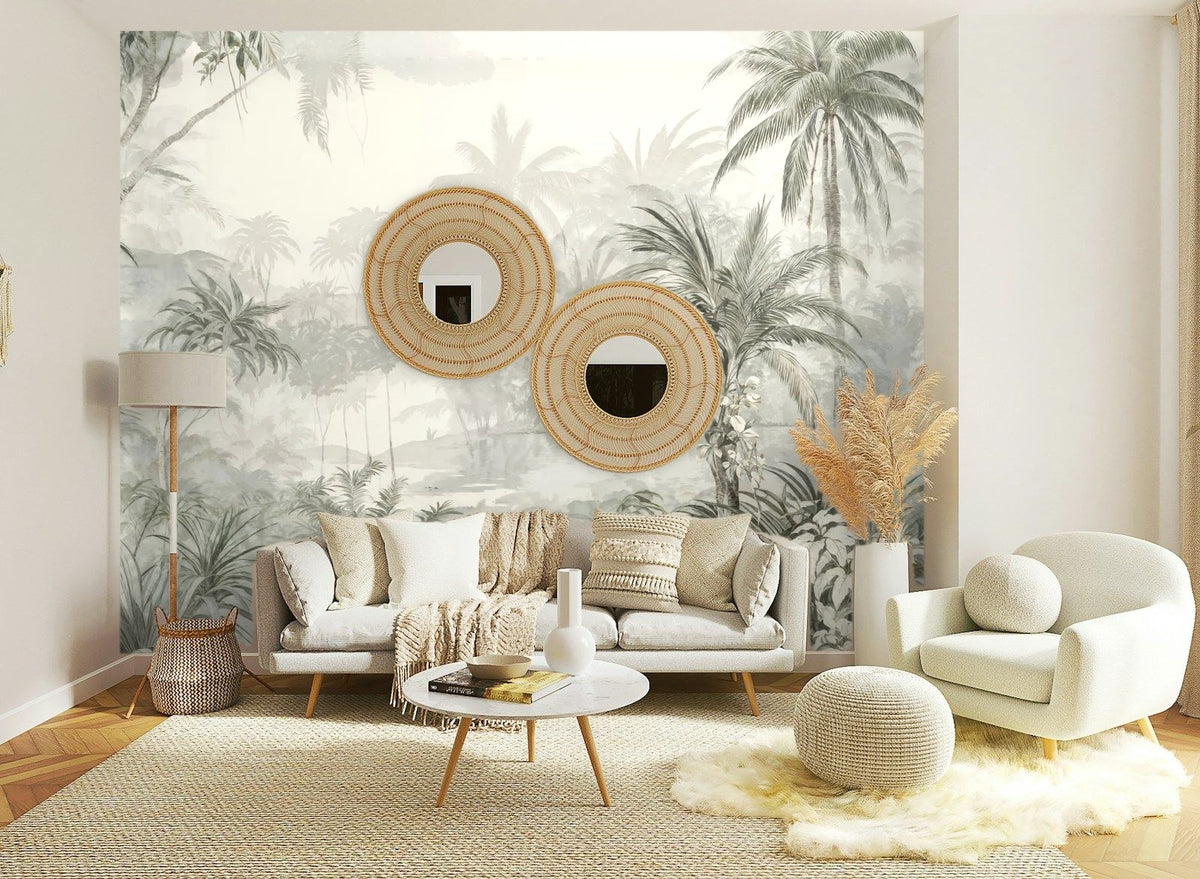 Papier peint panoramique Jungle dans la brume vert sauge posé sur le mur d’un salon clair
