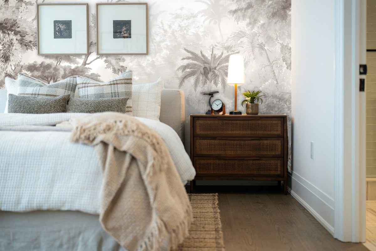Papier peint panoramique Jungle gravée sépia autour de l'étang posé derrière la tête de lit d’une chambre