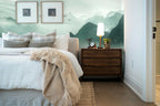 Papier peint panoramique Lac de montagne vert d'eau aux oiseaux posé derrière la tête de lit d’une chambre