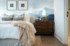 Papier peint panoramique Lac et montagnes bleu ardoise, aquarelle posé derrière la tête de lit d’une chambre