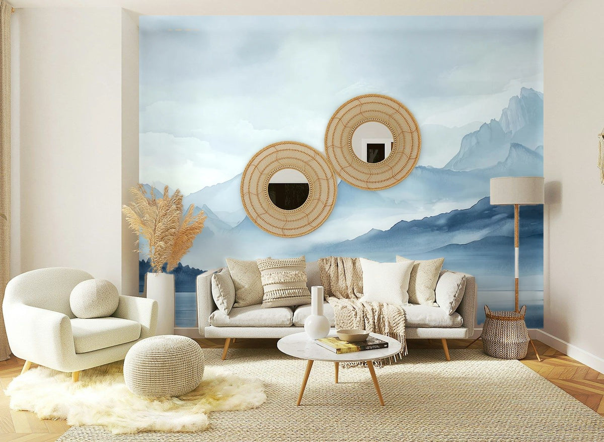 Papier peint panoramique Lac et montagnes bleu ardoise, aquarelle posé sur le mur d’un salon