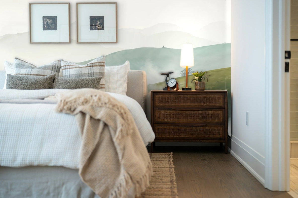 Papier peint panoramique Maison sur la colline dans la brume posé derrière la tête de lit d’une chambre