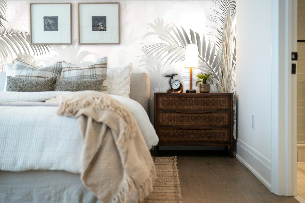 Papier peint panoramique Palmiers dans la brume beige posé derrière la tête de lit d’une chambre