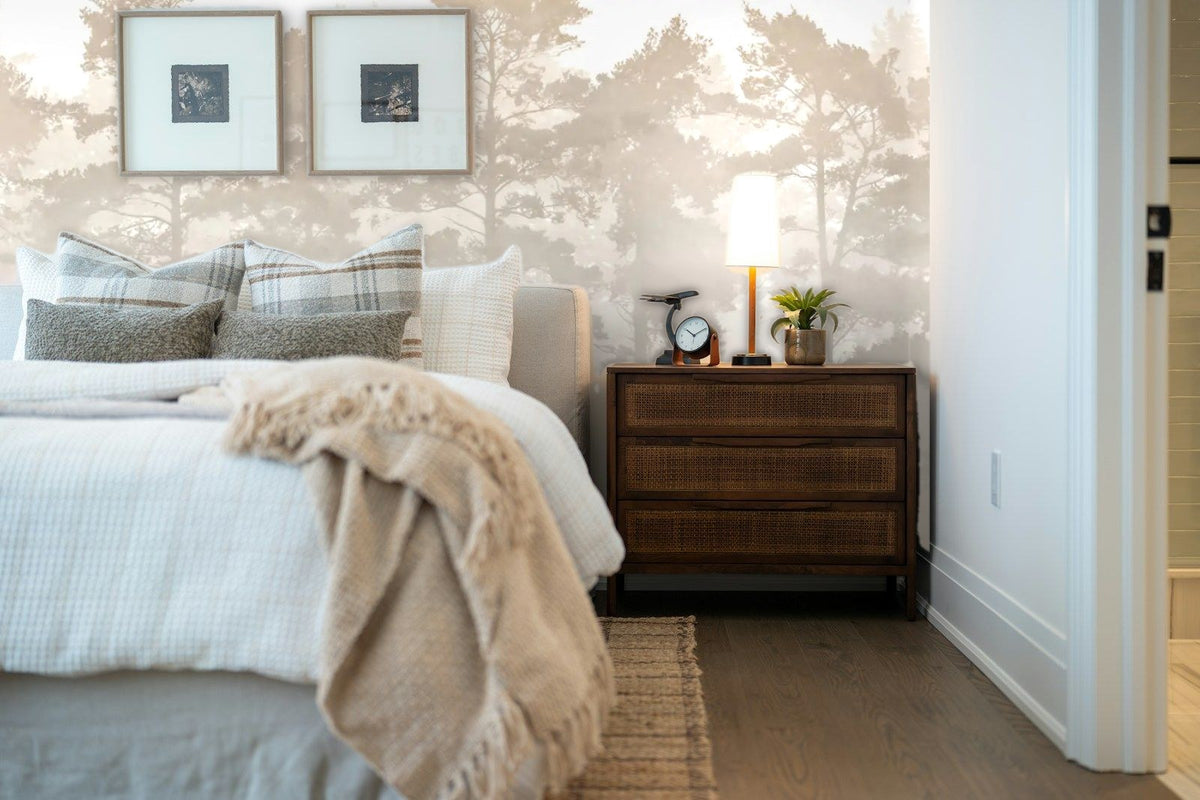 Papier peint panoramique Pins dans la brume sable posé derrière la tête de lit d’une chambre