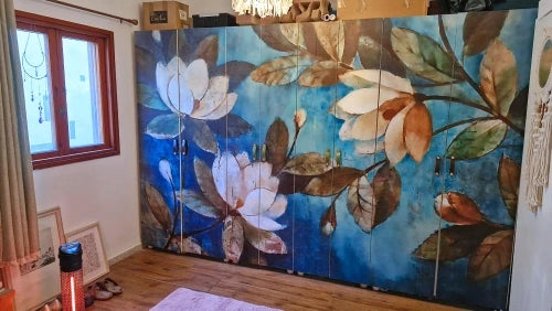 Papier peint Magnolias peints bleu canard posé chez un client de notre atelier