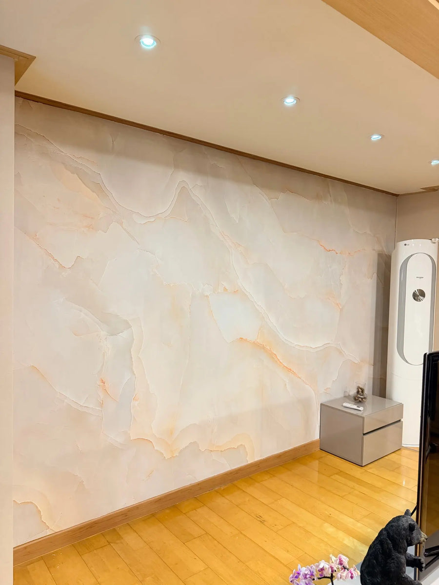 Papier peint effet marbre ivoire posé chez un client de notre atelier