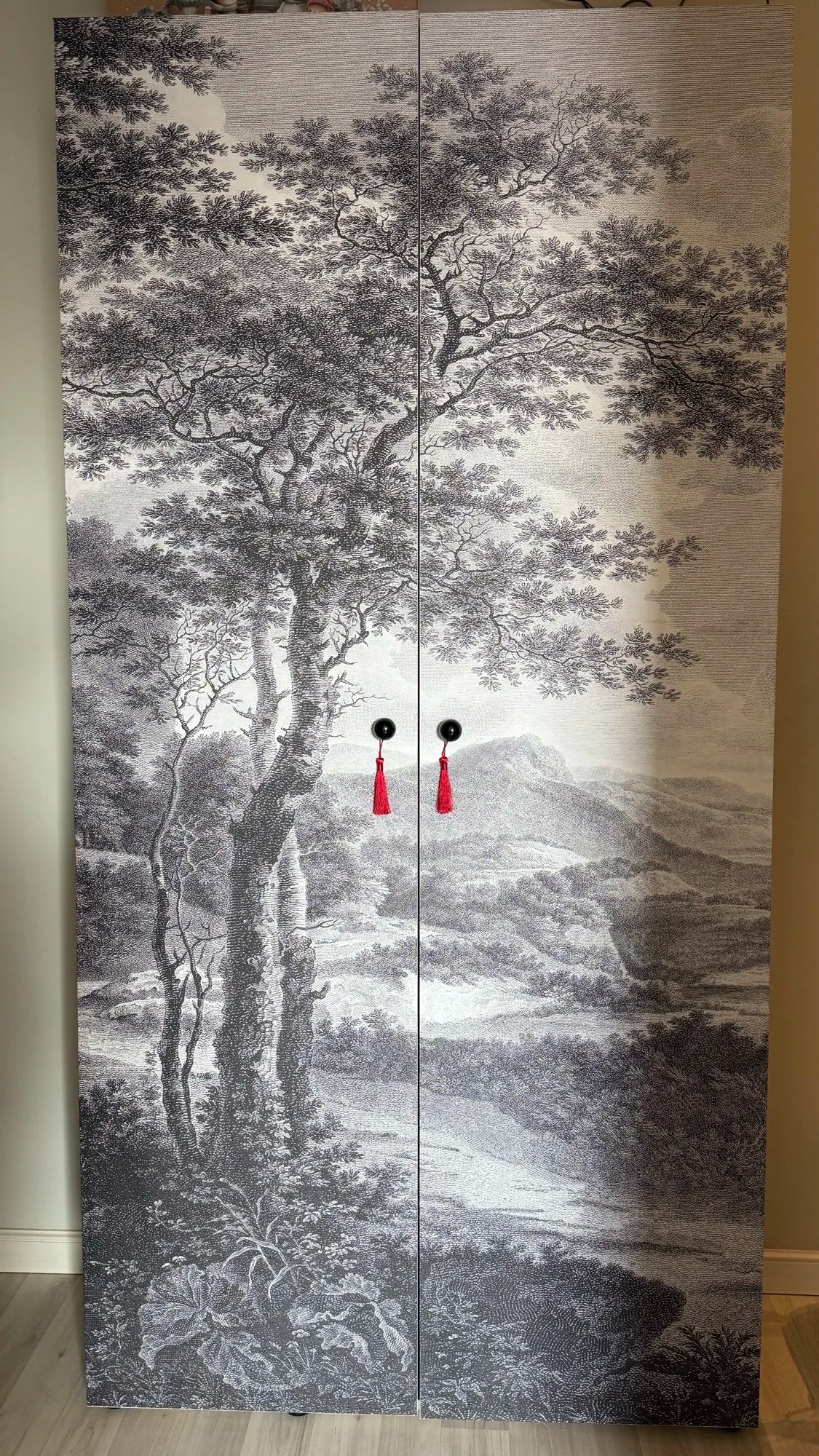 Papier peint Forêt ancienne noir et blanc posé chez un client de notre atelier
