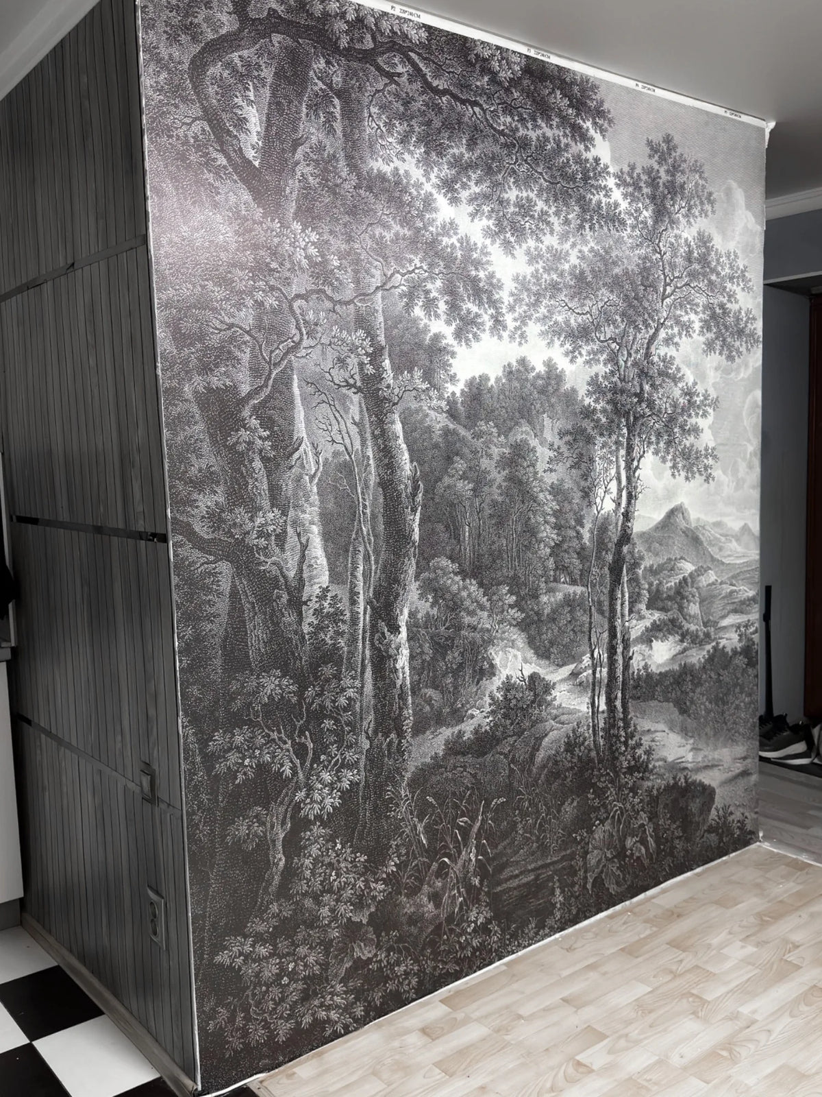 Papier peint Forêt ancienne noir et blanc posé chez un client de notre atelier