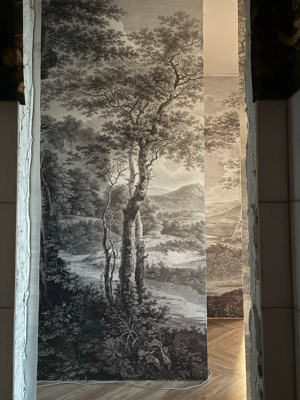 Papier peint Forêt ancienne noir et blanc posé chez un client de notre atelier