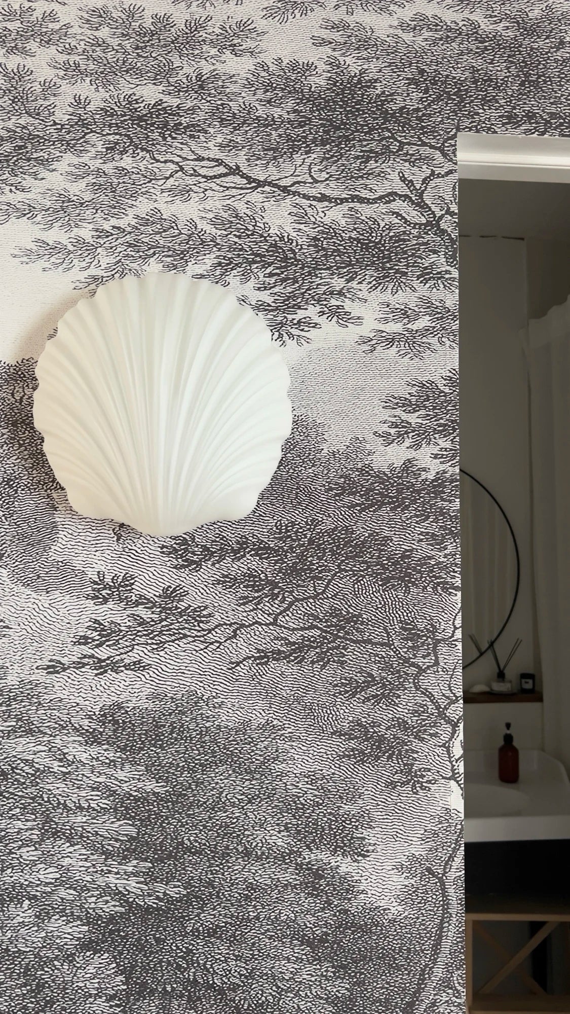 Papier peint Forêt ancienne noir et blanc posé chez un client de notre atelier