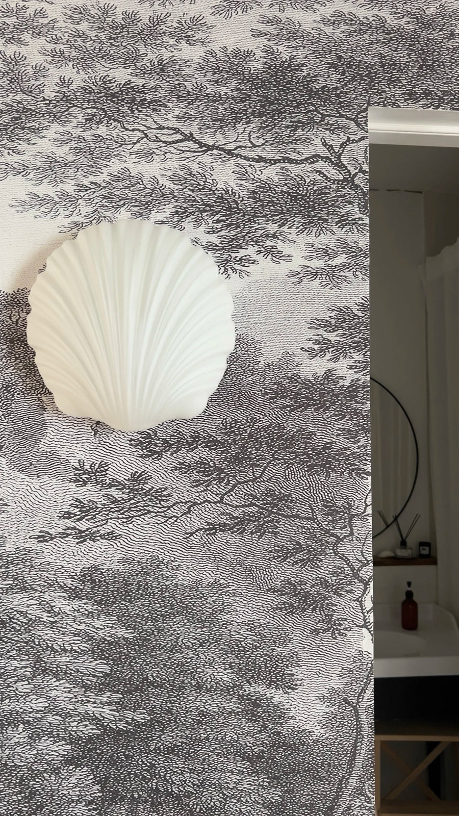 Papier peint Forêt ancienne noir et blanc posé chez un client de notre atelier