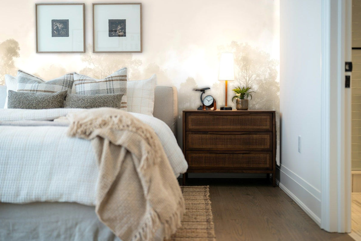 Papier peint panoramique Rangée d'arbres dans la brume dorée posé derrière la tête de lit d’une chambre