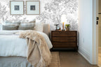 Papier peint panoramique Sous-bois au crayon gris posé derrière la tête de lit d’une chambre