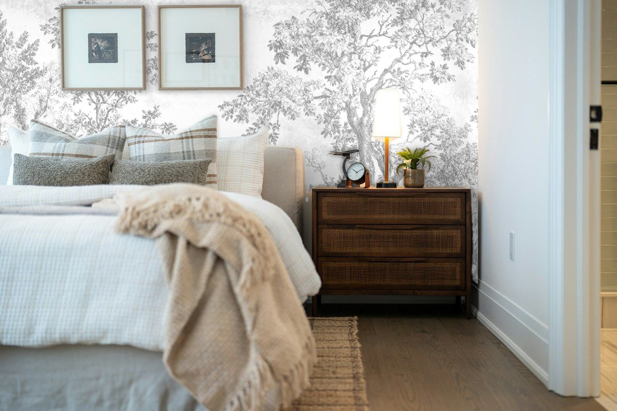 Papier peint panoramique Sous-bois au crayon gris posé derrière la tête de lit d’une chambre