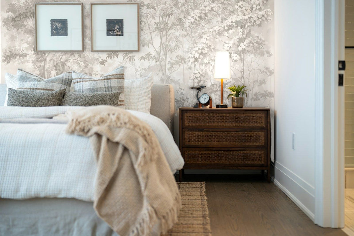 Papier peint panoramique Sous-bois léger lin et sauge posé derrière la tête de lit d’une chambre