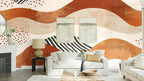 Papier peint panoramique Vagues terracotta et crème posé au-dessus du canapé d’un séjour