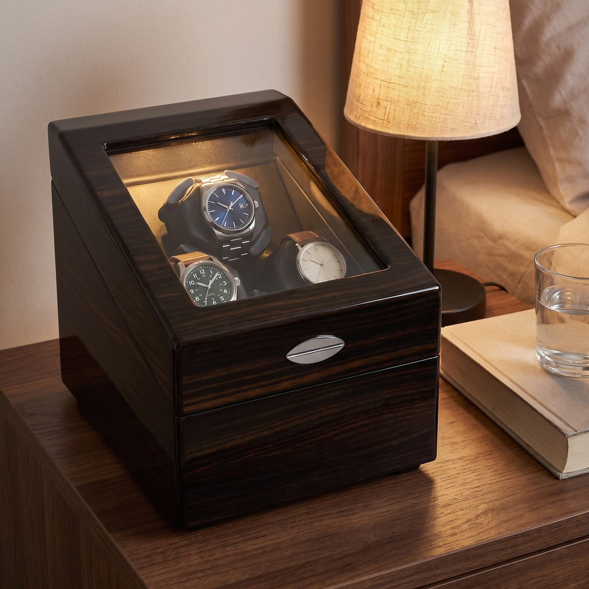 Remontoir Balancier 3 montres avec rangement, en laque, sur une table de chevet