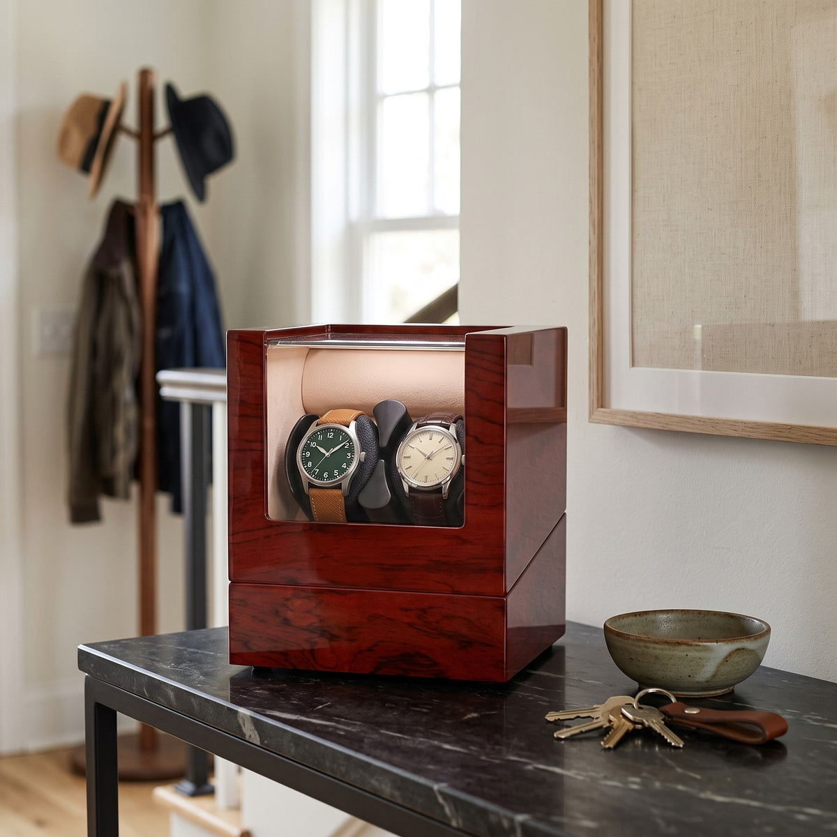 Remontoir Couronne 2 montres, posé sur une console d'entrée