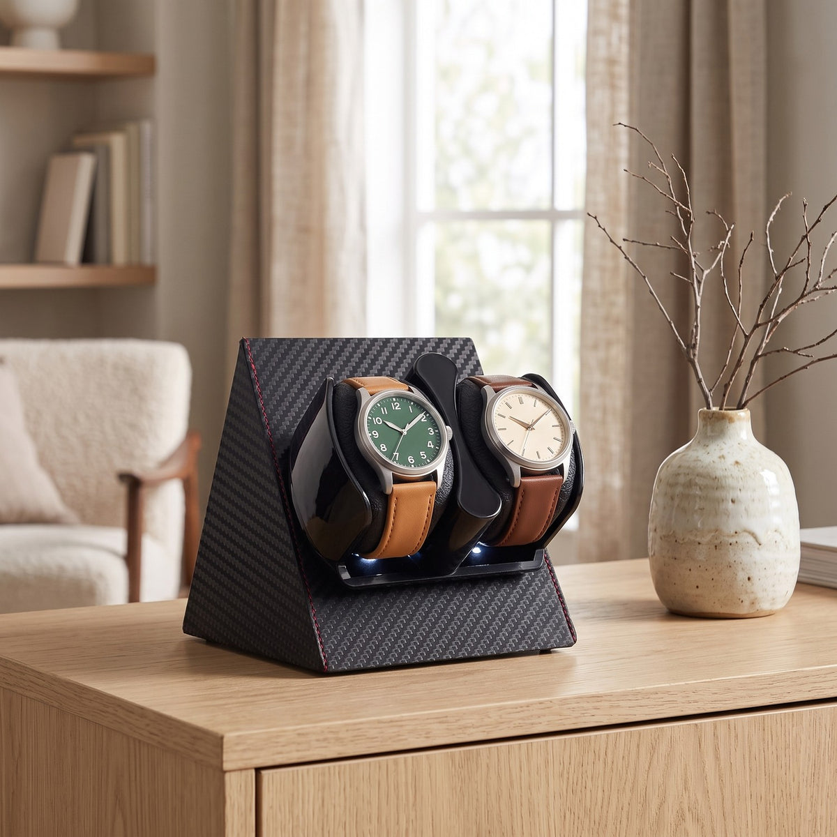 Remontoir Pignon 2 montres, posé sur un buffet en chêne clair