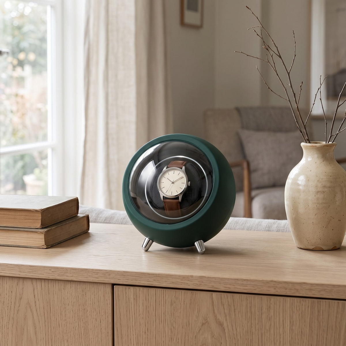 Remontoir Rubis une montre, posé sur un buffet en chêne clair