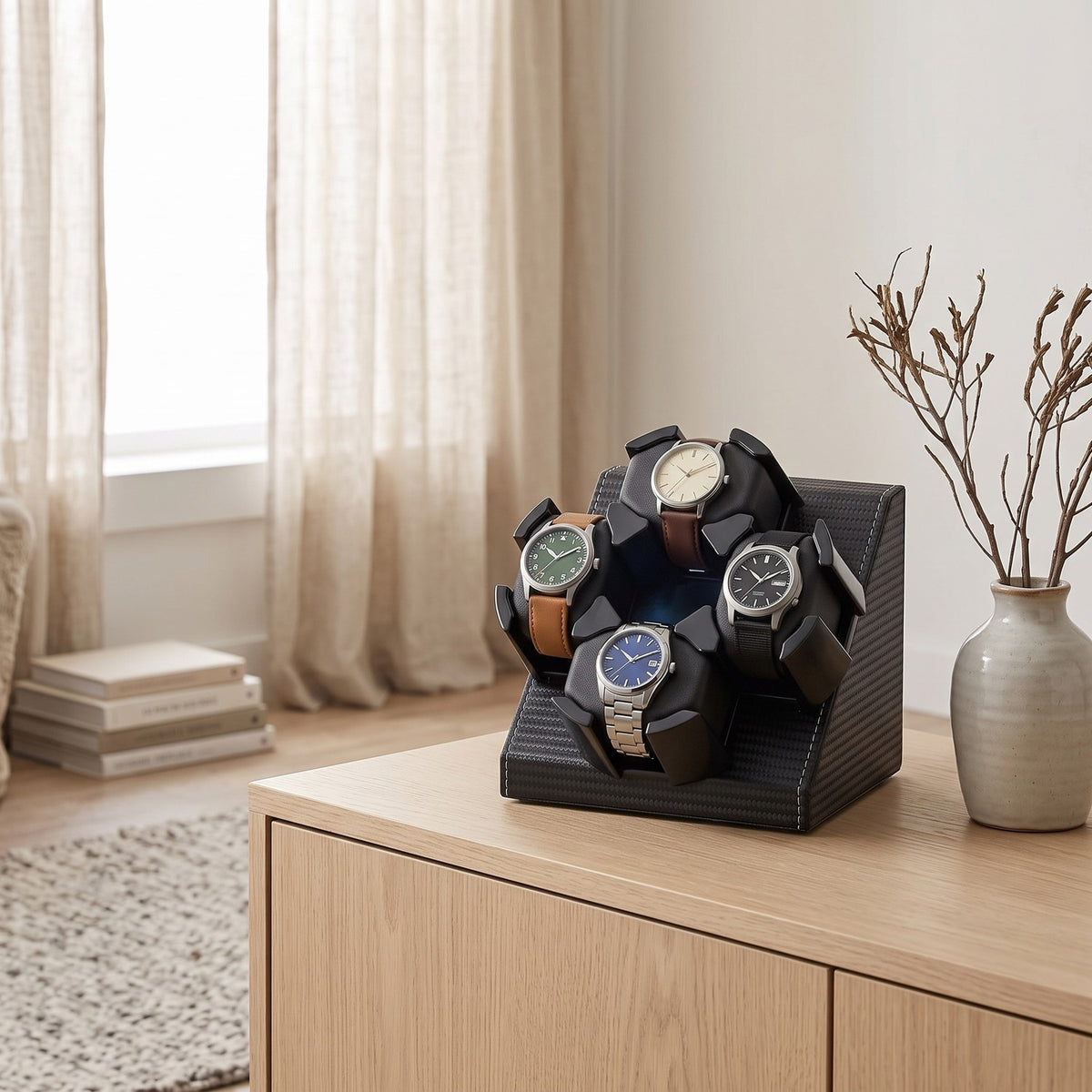 Remontoir Trotteuse 4 montres, posé sur un buffet en chêne clair