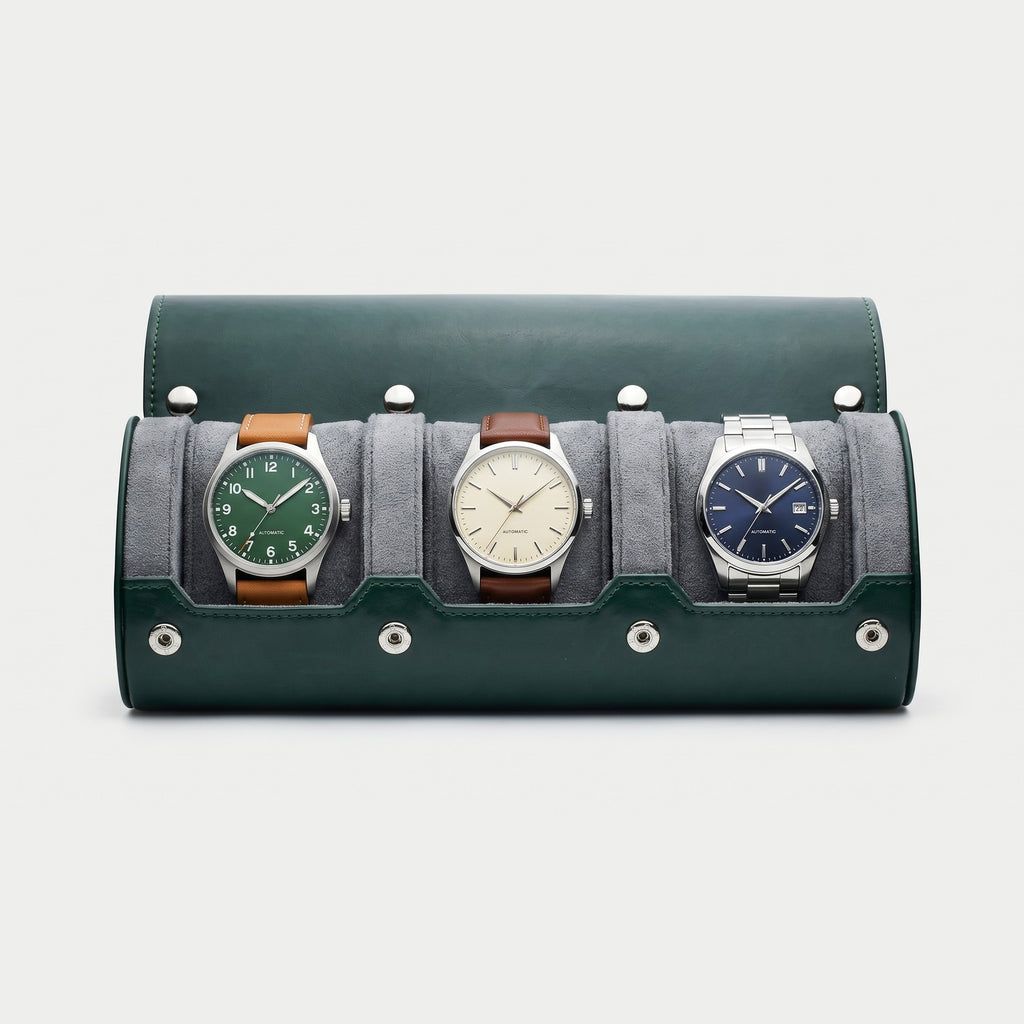 Rouleau Nomade trois montres, façon cuir vert, intérieur gris, trois montres en place